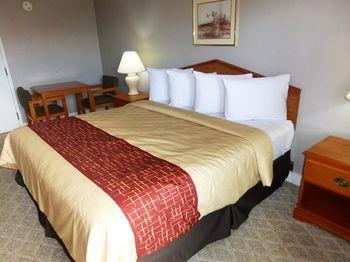 Red Roof Plus+ Huntsville - Hotel 3*